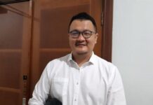 read news – Anggota DPRD Batam Hendra Asman Sampaikan Komplain Warga soal Air Komplain layanan air bersih disampaikan oleh Anggota DPRD Kota Batam Hendra Asman yang ditujukannya langsung ke Corporate Communication SPAM Batam, Ginda Alamsyah. (Foto : abyaqsa ramadan - batamtv.com)