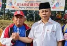read news – Lomba Video Baca Teks Proklamasi Mirip Bung Karno Ketua Fraksi PKS DPRD Kepri Hanafi Ekra, M.PdI (kanan) menjelaskan Fraksi PKS DPRD Kepri menggelar lomba video baca teks proklamasi mirip Bung Karno. Lomba ini dalam rangka memperingati Hut Kemerdekaan RI ke 78. (Foto : dwi susilo - batamtv.com)