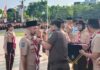 read news – Lencana Darma Bakti Diserahkan ke Kepala Desa Resun Kepala Desa Resun Hairul Mazi (kiri) menerima Tanda Penghargaan Lencana Darma Bakti dari Kwartir Nasional Gerakan Pramuka. (Foto : abdi perdana - batamtv.com)