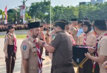 read news – Lencana Darma Bakti Diserahkan ke Kepala Desa Resun Kepala Desa Resun Hairul Mazi (kiri) menerima Tanda Penghargaan Lencana Darma Bakti dari Kwartir Nasional Gerakan Pramuka. (Foto : abdi perdana - batamtv.com)