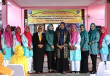 read news – Lansia di Rumah Bahagia Bintan Disambangi TP-PKK Sulsel Ketua TP PKK Propinsi Kepri Dewi Kumalasari (tengah diapit) diantara dua pengurus PKK TP-PKK Provinsi Kepulauan Riau dan TP-PKK Sulawesi Selatan saat gelaran pertemuan silaturahmi dalam upaya memajukan kesejahteraan keluarga di wilayah masing-masing di Rumah Bahagia Bintan, Kamis, (24/8). (Foto : dwi susilo - batamtv.com)