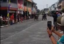 read news – Ratusan Warga Belakang Padang Saksikan Lomba Becak Race Warga Belakang Padang menyaksikan lomba balapan becak dengan mengabadikan momen trsebut dengan mengunakan kamera ponselnya, Kamis (.17/8/2023) (Foto abyaqsa ramadan - batamtv.com)