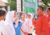 read news -Remaja Putri Perlu Waspada Ancaman Anemia Gubernur Kepri, Ansar Ahmad saat menyambangi para siswa khususnya putri terkait sosialisasi mengurangi resiko anemia. (Foto : dwi susilo - batamtv.com)