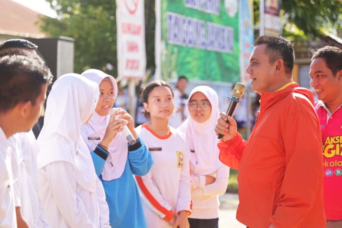 Gubernur Kepri, Ansar Ahmad saat menyambangi para siswa khususnya putri terkait sosialisasi mengurangi resiko anemia. (Foto : dwi susilo - batamtv.com)