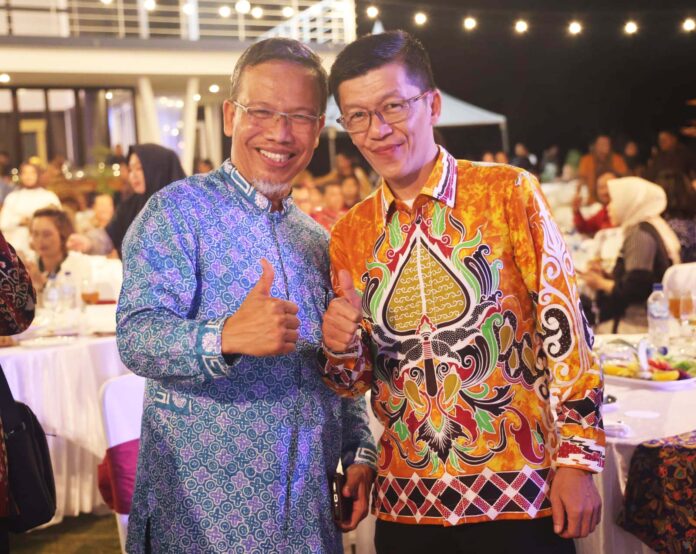 (Foto : dwi susilo - batamtv.com) Kepala Diskominfo Kepri, Hasan S.Sos (kanan) menghadiri seminar dengan tema