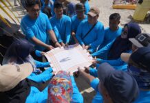 read news – Keluarga Besar UNRIKA Berulangtahun ke 30 Wakil Walikota Batam, Amsakar Achmad, hadir untuk membuka rangkaian acara hari pertama Dies Natalis UNRIKA tersebut. Sejumlah kegiatan menarik dihadirkan, seperti bazar, lomba kreatif mahasiswa dan dosen, mulai dari perlombaan membaca puisi dan membaca Gurindam 12, lomba stand up comedy, lomba akustik serta lomba TikTok. (Foto : muhammad amin - batamtv.com)