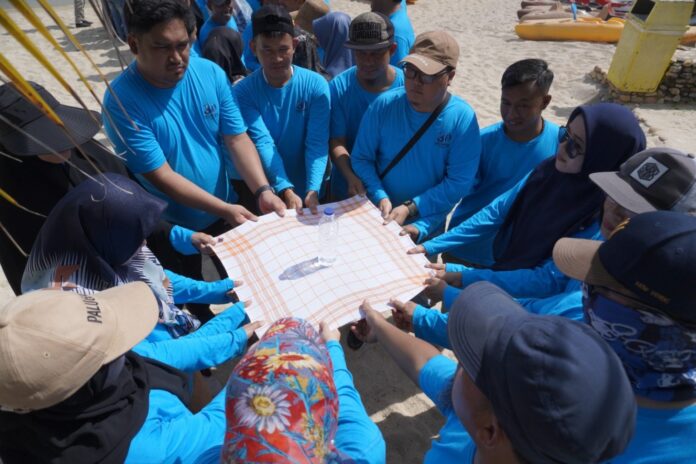 (Foto : muhammad amin - batamtv.com) Wakil Walikota Batam, Amsakar Achmad, hadir untuk membuka rangkaian acara hari pertama Dies Natalis UNRIKA tersebut. Sejumlah kegiatan menarik dihadirkan, seperti bazar, lomba kreatif mahasiswa dan dosen, mulai dari perlombaan membaca puisi dan membaca Gurindam 12, lomba stand up comedy, lomba akustik serta lomba TikTok. (Foto : muhammad amin - batamtv.com)