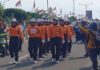 read news – Aunur Rafiq Lepas Peserta Lomba Gerak Jalan Para peserta lomba gerak jalan yang digelar di Pemkab Karimun dipelasp oleh Bupati Aunur Rafiq. (Foto : abdi perdana - batamtv.com)
