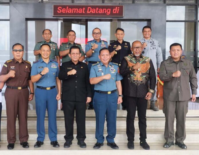 (Foto : dwi susilo - batamtv.com) Gubernur Kepri Ansar Ahmad (depan, ketiga dari kiri) saat Pisah Sambut Jabatan Pangkogabwilhan I dari Laksdya Irvansyah kepada Laksamana Muda TNI (Laksda) Erwin S. Aldedharma, di Ruang Lobi Mako Kogabwilhan I Dompak, Tanjungpinang, Senin (31/07). (Foto : dwi susilo - batamtv.com)