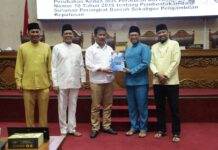 read news – Wali Kota Rudi Sampaikan Rancangan KUA/PPAS APBD Anggaran 2023 Walikota Batam, HM Rudi (ketiga dari kanan) menyerahkan secara simbolis Rancangan Perubahan Kebijakan Umum Anggaran (KUA) Dan Perubahan Prioritas Plafon Anggaran Sementara (PPAS) APBD Kota Batam Tahun Anggaran 2023 kepada Ketua DPRD Kota Batam, Nuryanto, dalam Rapat Paripurna DPRD Kota Batam digelar Jumat (04/08/2023). (Foto : muhammad amin - batamtv.com)