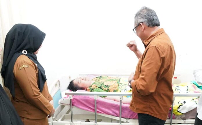 Setdako Batam Jefridin (baju cokelat) saat menjenguk Elvira Adelina (Adel) warga Batam penderita penyakit Autoimun. Dia tinggal di  Perumahan GMP Tahap 2 Blok E 1 No 15.  (Foto : muhammad amin - batamtv.com)