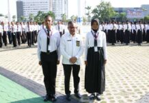 read news – Latihan Keras Paskibraka menuju Puncak HUT RI ke 78 di Batam Jefridin Setdako Batam saat mengecek persiapan Pasukan Pengibar Bendera Pusaka (Paskibraka) tingkat Kota Batam tahun 2023 yang resmi dimulai. Ada 60 siswa dan siswi terbaik SMA, SMK dan MA tersebut akan bertugas pada upacara 17 Agustus 2023 mendatang. (Foto : abyaqsa ramadan - batamtv.com)
