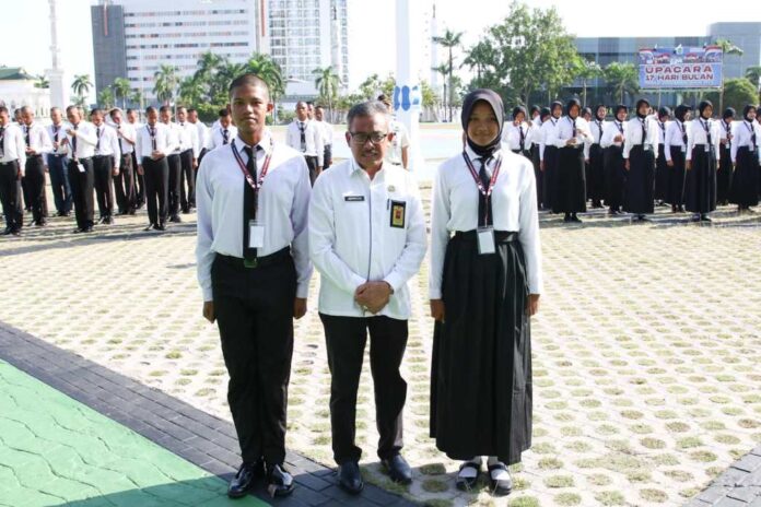 Jefridin Setdako Batam saat mengecek persiapan Pasukan Pengibar Bendera Pusaka (Paskibraka) tingkat Kota Batam tahun 2023 yang resmi dimulai. Ada 60 siswa dan siswi terbaik SMA, SMK dan MA tersebut akan bertugas pada upacara 17 Agustus 2023 mendatang. (Foto : abyaqsa ramadan - batamtv.com)