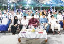 read news – Jefridin Hadiri Gebyar Muharam 1445 Hijriah Kecamatan Batu Aji Warga Muslim di Perumahan Puskopkar Kelurahan Bukit Tempayan Kecamatan Batu Aji, berkumpul bersama Setdako Batam Jefridin (depan, kedua dari kiri) dalam rangka peringatan Muharram 1445 Hijriah yang bertepatan dengan Senin (31/07/2023). (Foto : muhammad amin - batamtv.com)