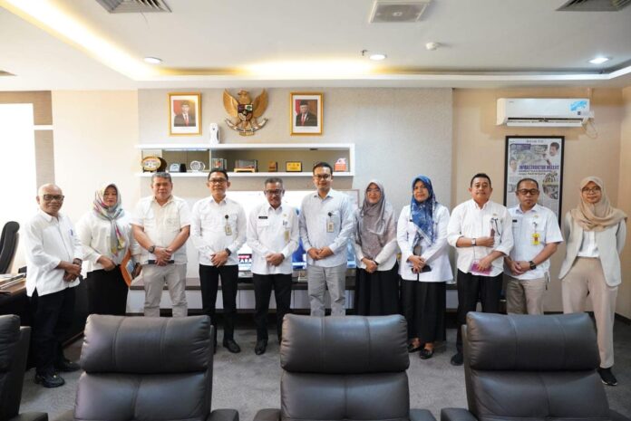 Setdako Batam Jefridin saat menerima kedatangan staf Presiden di Kantor Walikota Batam . (Foto abyaqsa ramadan - batamtv.com)