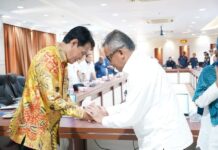 read news – Rombongan Bupati Lombok Tengah Sambangi Batam Wakil Bupati Lombok Tengah, Dr. H. M. Nursiah, S.Sos., M.Si, (kiri) saat disambut Sekretaris Daerah Kota Batam, Jefridin di Kantor Wali Kota Batam, Rabu (2/8/2023). (Foto : muhammad amin - batamtv.com)