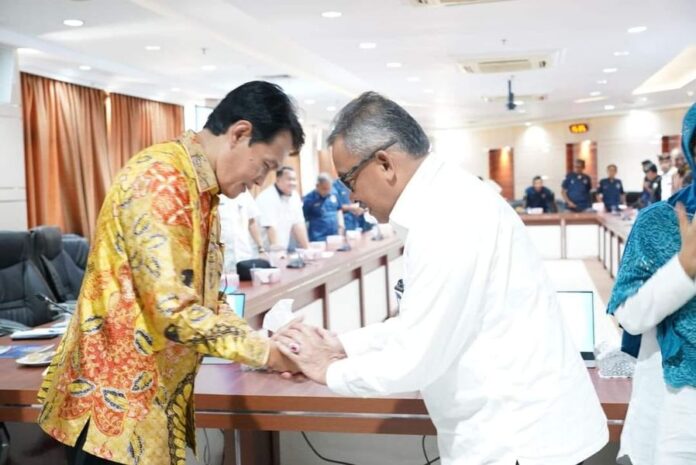 (Foto : muhammad amin - batamtv.com) Wakil Bupati Lombok Tengah, Dr. H. M. Nursiah, S.Sos., M.Si, (kiri) saat disambut Sekretaris Daerah Kota Batam, Jefridin di Kantor Wali Kota Batam, Rabu (2/8/2023). (Foto : muhammad amin - batamtv.com)
