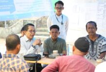 read news – Tergambar Rasa Sedih di Wajah Para Korban Kebakaran di Pulau Buluh Wakil Walikota Batam Amsakra Achmad saat berjumpa dengan perwakilan keluarga korbankebakaran di Pulau Buluh (Foto : muhammad amin - batamtv.com)