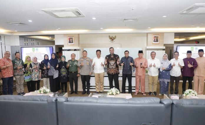 Walikota Probolinggo  Hadi Zainal Abidin memimpin rombongan  menemui Wali Kota Batam, Muhammad Rudi, di Kantor Wali Kota Batam, Jumat (4/8/2023). (Foto : muhammad amin - batamtv.com )