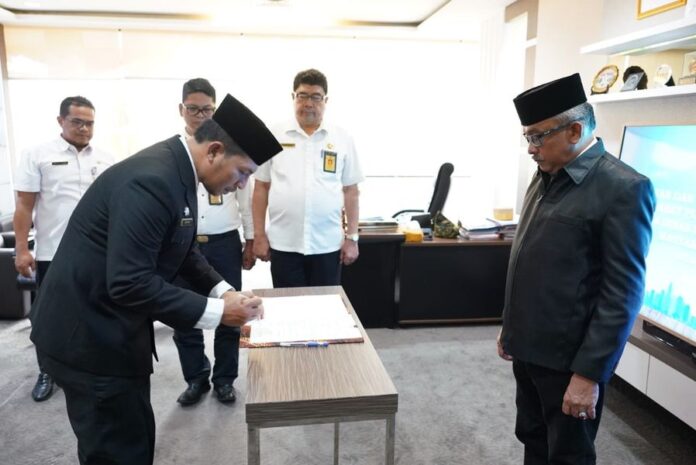 Sekretaris Dinas Sosial dan Pemberdayaan Masyarakat Kota Batam Leo Putra (kiri) resmi  menjadi Kepala Dinas Sosial Kota Batam.  Pelantikan dilakukan oleh Setdako Batam Jefridin  Rabu (02/08/2023). (Foto : abyaqsa ramadan - batamtv.com)