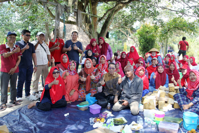 Acara pisah sambut pengurus Majelis Taklim Raudhatul Jannah Putri Tujuh, yang berlangsung di Kebun Jambu Madu Marina, Batu Aji, pada Minggu (6/8/2023) dihadiri Amsakar Achmad. (Foto : muhammad amin - batamtv.com).