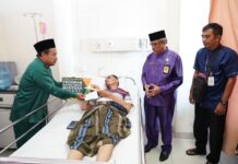read news – Begini Kondisi Ustad Lassudin saat Terbaring di Rumahsakit Setdako Batam Jefridin (baju ungu) , Saat menjenguk Ustad Lassudin di rumahsakit . (Foto : abyaqsa ramadan - batamtv.com)