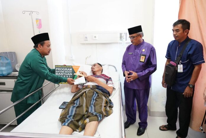 (Foto : abyaqsa ramadan - batamtv.com) Setdako Batam Jefridin (baju ungu) , Saat menjenguk Ustad Lassudin di rumahsakit . (Foto : abyaqsa ramadan - batamtv.com)
