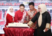 read news – HM Rudi Ucapkan Hari Kemerdekaan Singapura ke-58 Walikota Batam HM Rudi dan istri saat bersama Menteri Luar Negeri Kedua Singapura, Maliki Osman. (Foto : abyaqsa ramadna - batamtv.com)