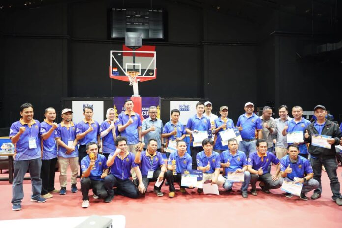 Setdako Batam Jefridin bersma para pemain catur yang memnagi lomba di Hi Test Arena (Foto abyaqsa ramadan - batamtv.com)