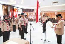 read news – Pengurus Dewan Kerja Cabang (DKC) Gerakan Pramuka Kota Batam Periode 2023-2028 Dilantik Ketua Kwartir Cabang Pramuka Kota Batam Jefridin (kanan) saat melantik para pengurus. (Foto : muhammad amin - batamtv.com - )