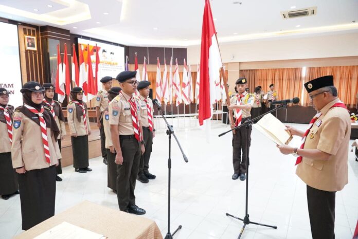 Ketua Kwartir Cabang Pramuka Kota Batam Jefridin (kanan) saat melantik para pengurus. (Foto : muhammad amin - batamtv.com - )