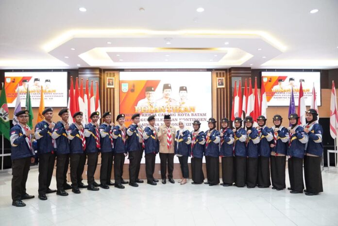 Ketua Kawartir Cabang Pramuka Kota Batam , Jefridin Hamid saat melepas Kontingen Kwarcab Kota Batam untuk mengikuti Raimuna Nasional XII tahun 2023. (Foto : abyaqsa ramadan - batamtv.com)