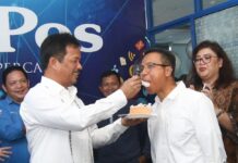 read news – Walikota Rudi Siap Terima Kritik dan Saran dari Media Walikota Batam HM Rudi (kiri) saat memberikan suapan kepada M Iqbal dari Batam Pos. (Foto : muhammad amin - batamtv.com)