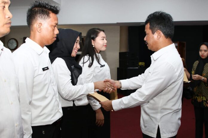 Walikota Batam HM Rudi (Kanan) saat menyuerahkan SK Pengangkatan terhadap PPPK Guru . (Foto : abyaqsa ramadna - batamtv.com)