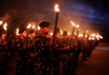 read news – Warga Batam Ikuti dan Saksikan Upacara Taptu dan Pawai Obor Upacara Taptu dan pawai obor sendiri selama ini sudah menjadi agenda rutin Pemko Batam setiap tahunnya. Sama halnya tahun-tahun sebelumnya, upacara Taptu dan pawai obor dipusatkan di Dataran Engku Hamidah, Batam Center. (Foto : muhamad amin - batamtv.com - )