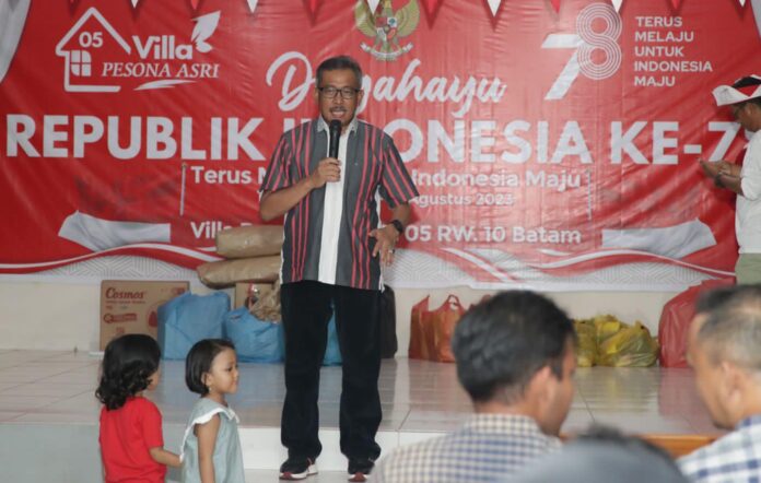 Setdako Batam Jefridin saat menghadiri acara malam Puncak HUT Ke-78 RI di Komplek Perum Villa Pesona Asri Fasum RT. 05 RW. 10 Kelurahan Belian Kecamatan Batam Kota, Sabtu (19/08/2023). (Foto : muhammad amin - batamtv.com)