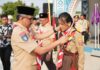 read news – 11 Pramuka Tingkat Kwarran Belakangpadang Terima Tanda Pramuka Garuda Ketua Kwartir Cabang Pramuka Kota Batam, Jefridin saat menyematkan tanda Garuda kepada anggota kwar ranting. (Foto : muhammad amin - batamtv.com)