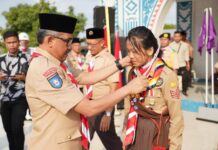 read news – 11 Pramuka Tingkat Kwarran Belakangpadang Terima Tanda Pramuka Garuda Ketua Kwartir Cabang Pramuka Kota Batam, Jefridin saat menyematkan tanda Garuda kepada anggota kwar ranting. (Foto : muhammad amin - batamtv.com)