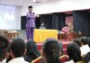 read news – Penyerahan SK 929 Guru PPPK, Ini Pesan Setdako Batam Setdako Batam Jefridin saat mendampingi Wali Kota Batam, Muhammad Rudi di acara Penyerahan SK Pegawai Pemerintah dengan Perjanjian Kerja (PPPK) Guru di Aula, Jumat (11/08/2023). (Foto : muhammad amin - batamtv.com)