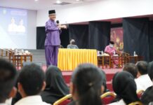 read news – Penyerahan SK 929 Guru PPPK, Ini Pesan Setdako Batam Setdako Batam Jefridin saat mendampingi Wali Kota Batam, Muhammad Rudi di acara Penyerahan SK Pegawai Pemerintah dengan Perjanjian Kerja (PPPK) Guru di Aula, Jumat (11/08/2023). (Foto : muhammad amin - batamtv.com)