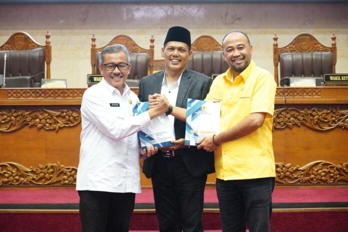 Setdako Batam Jefridin menyerahkan Ranperda tentang Perubahan APBD Kota Batam beserta Nota Keuangan Perubahan APBD Kota Batam Tahun Anggaran 2023 . (Foto :  abyaqsa ramadan - batamtv.com)