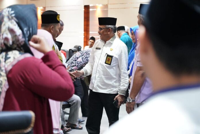 Setdako Batam Jefridin saat melepas 80 tokoh masyarakat  akan menunaikan Umroh ke Tanah Suci, Makkah pada Kamis (17/8/2023). Rombongan Umroh akan diberangkatkan dari Bandara Hang Nadim Batam, pada Pukul 10.00 WIB. (Foto : muhammad amin - batamtv.com)