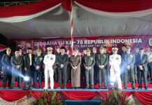 read news – Upacara Penetapan Waktu dan Pawai Obor Digelar di Malam 17 Agustus Upacara Penetapan Waktu (Taptu) dan Pawai Obor digelar di Dataran Engku Hamidah, Rabu (16/08/2023) malam. Hadir Sekretaris Daerah Kota Batam, Jefridin, M.Pd. Jefridin menuturkan Upacara Taptu yang diikuti anggota Forum Koordinasi Pimpinan Daerah (Forkopimda) ini berlangsung khidmat. Upacara dipimpin Danlanud Hang Nadim Letkol Pnb Betya Lukman Madyana, S.E., M.Han. (Foto : abyaqsa ramadan -a batamtv.com)