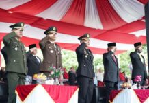 read news – Ratusan Warga Tonton Upacara Penurunan Bendera di Engku Putri Setdako Batam, Jefridin menjadi Irup Penurunan Bendera di Engku Putri. (Foto : abyaqsa ramadan - batamtv.com)