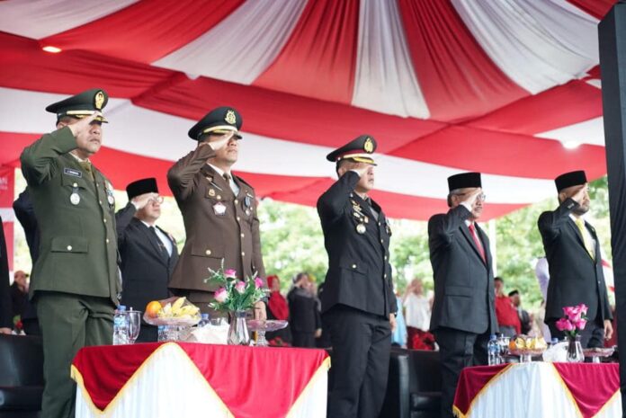 (Foto : abyaqsa ramadan - batamtv.com) Setdako Batam, Jefridin menjadi Irup Penurunan Bendera di Engku Putri. (Foto : abyaqsa ramadan - batamtv.com)