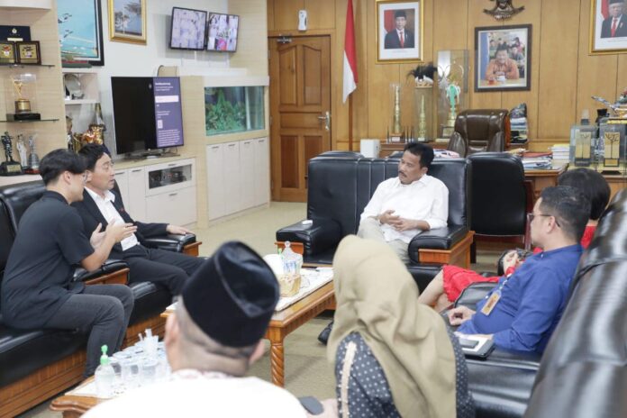 Walikota Batam HM Rudi (kemeja putih) saat menrima kedatangan Wali Kota Seogwipo, Lee Jong-Woo, dari Provinsi Jeju, Republik Korea Selatan yang berkunjung ke Kota Batam dalam rangka kunjungan kerja . (Foto : muhammad amin - batamtv.com)