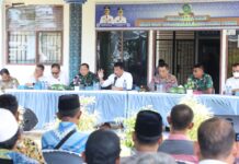 read news – HM Rudi Jumpai Warga Rempang Galang Walikota Batam dan juga Kepoala BP Batam, HM Rudi (kemeja putih panjang) saat menemui Warga di kampung Kelurahan Sembulang dan Rempang Cate Kecamatan Galang di Kantor Camat Galang, Selasa (22/8/2023). (Foto : abyaqsa ramadan - batamtv.com)