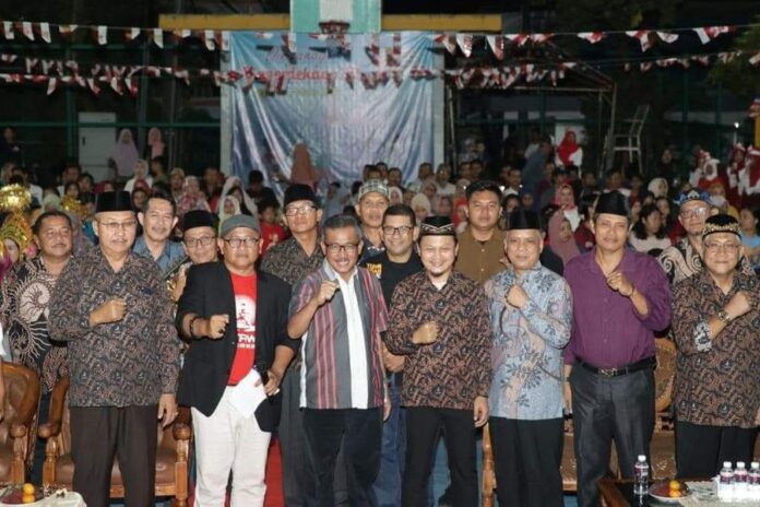 Warga Legenda Malaka Kecamatan Batam Kota meramaikan HUT Ri ke 78 di di Pendopo Ledenda Malaka. Acara dihadiri Sekretaris Daerah Kota Batam, Jefridin di Pendopo Blok A Legenda Malaka, Sabtu (19/08/2023).  (Foto : Muhammad Amin - batamtv.com)