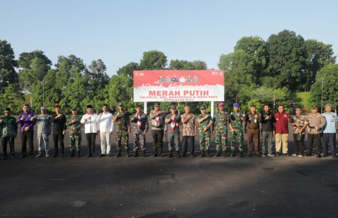 Pelepasan Peserta Kirab HUT Kemerdekaan RI di Temenggung Abdul Jamal oleh Walikota Batam HM Rudi. (Foto : abyaqsa ramadan batamtv.com).