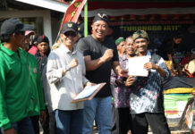 read news – Festival Gunungan Sukses Digelar di Tembesi Bengkel Wakil Walikota Batam Amsakar Ahmad (bertopi) menghadiri Batam Gunungan Festival 1 Pagelaran Seni Kuda Lumping dan Bazar UMKM-Kuliner di Taman Wisata Alam Muka Kuning, Tembesi Bengkel Batu Aji . (Foto : abyaqsa ramadan - batamtv.com)